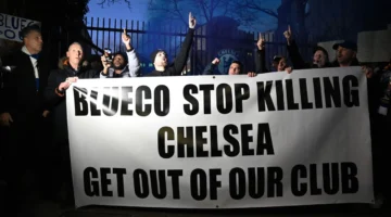 مشجعو تشيلسي وستراسبورغ يحتجون معاً ضد سياسات مجموعة بلوكو المالكة للناديين